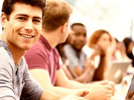 Jóvenes estudiando con ordenadores