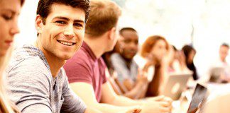 Jóvenes estudiando con ordenadores