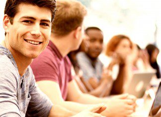 Oposiciones 2016: actualización de la previsión de plazas a convocar Jóvenes estudiando con ordenadores