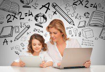 Niña y mujer con tableta y ordenador