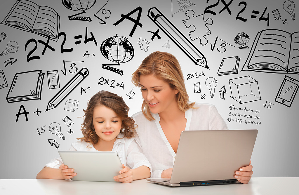 Niña y mujer con tableta y ordenador